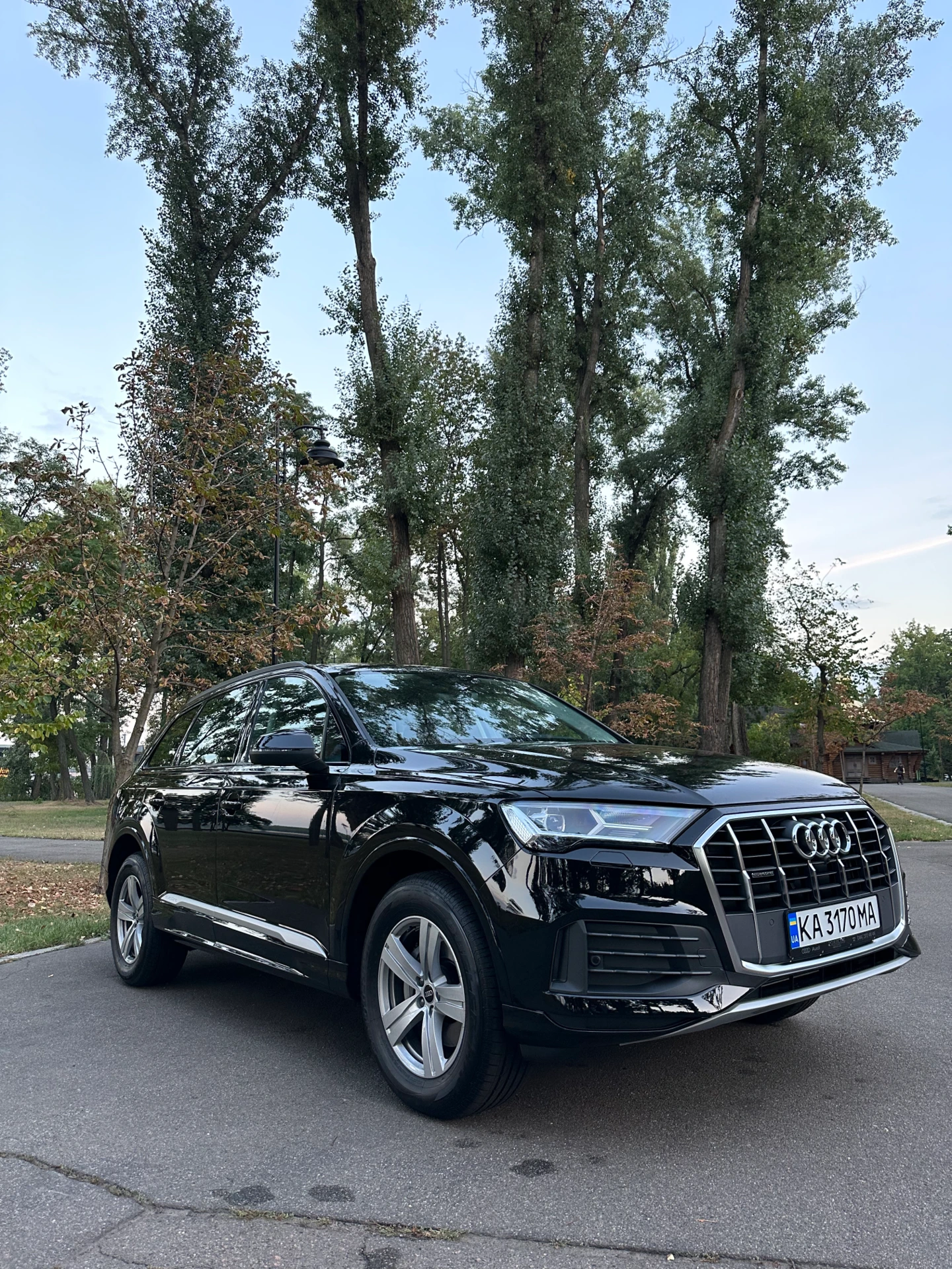 renting Audi Q7 image 2