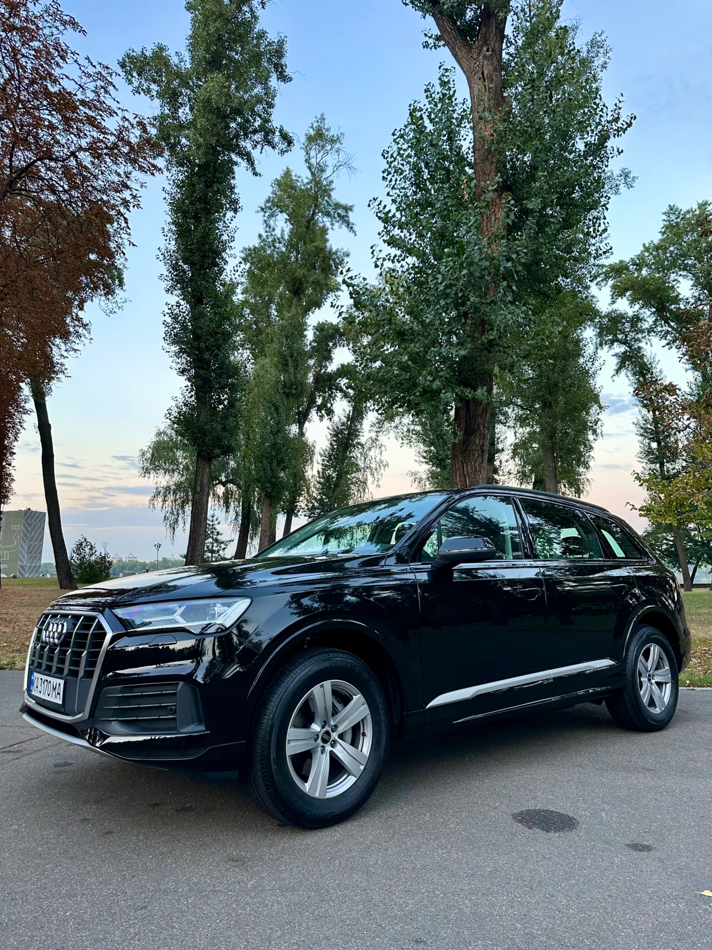 renting Audi Q7 image 1