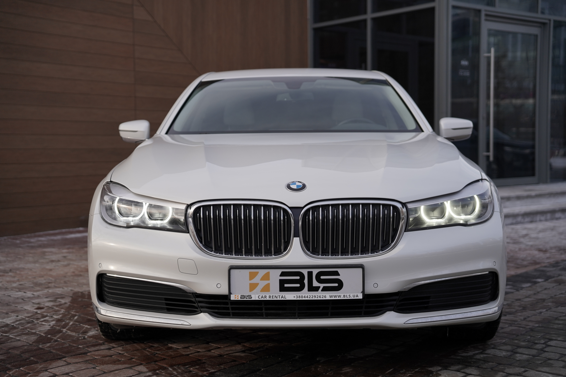 renting BMW 730I image 2