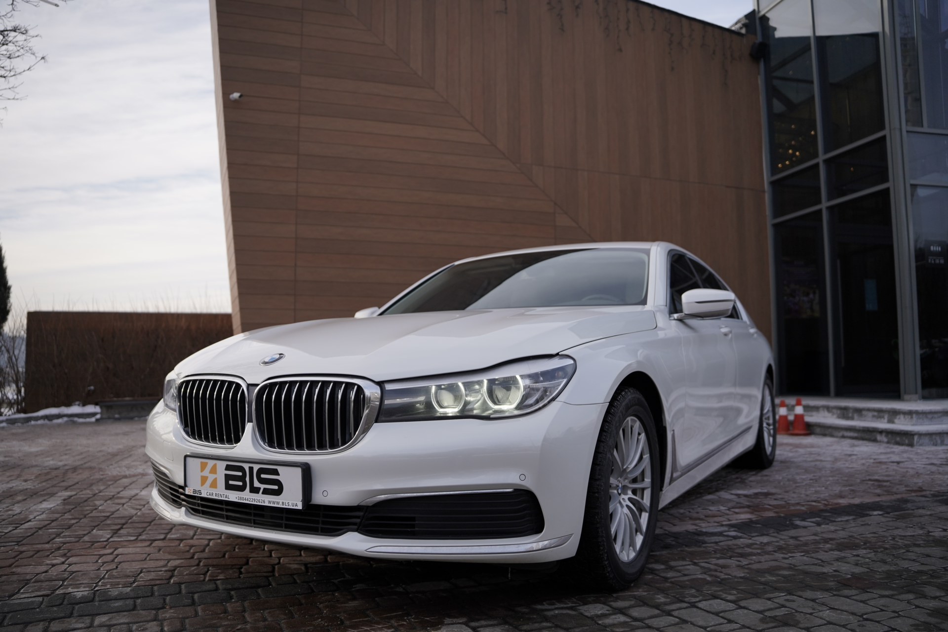 renting BMW 730I image 4