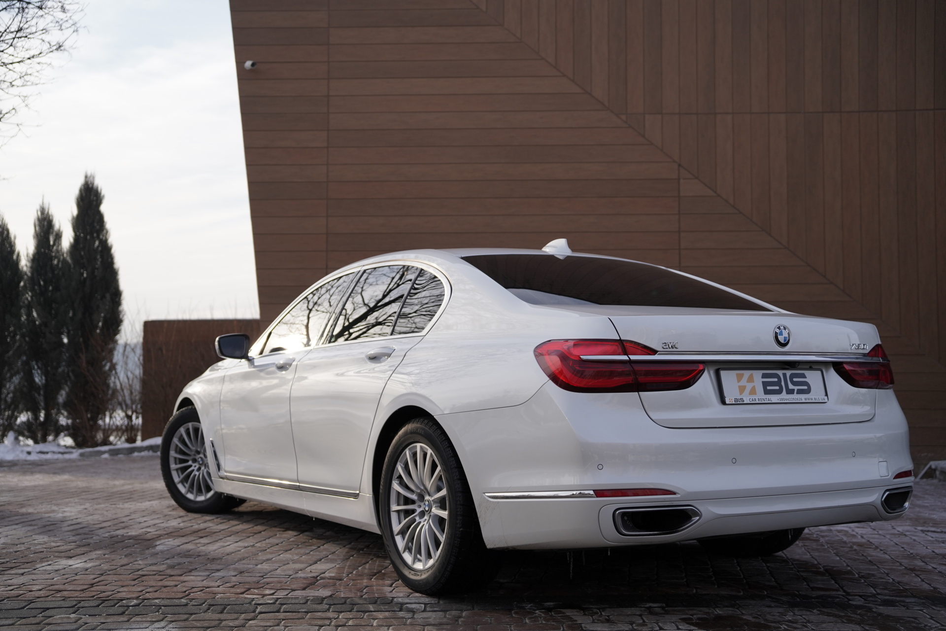 renting BMW 730I image 14