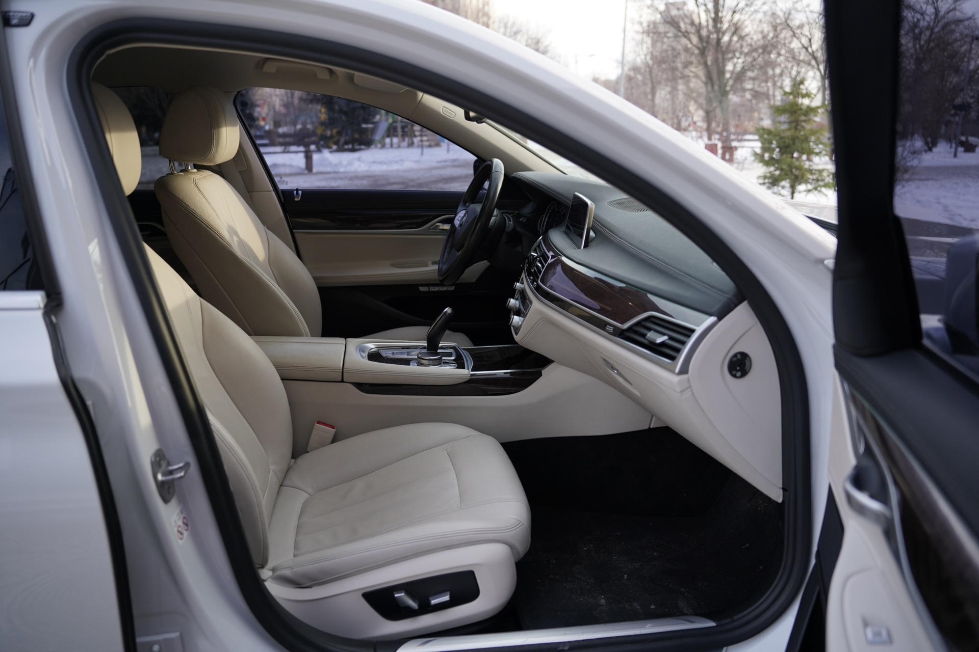 renting BMW 730I image 5