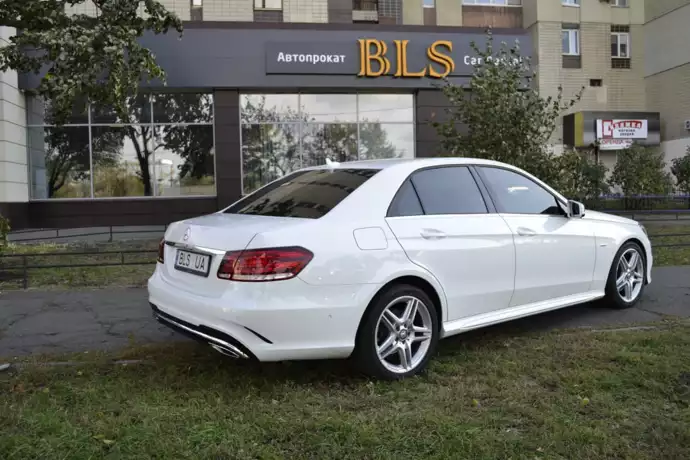 renting Mercedes E220 image 9