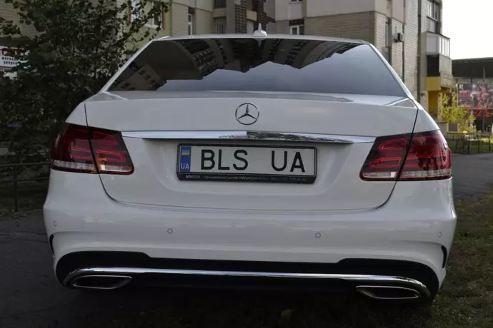 renting Mercedes E220 image 10