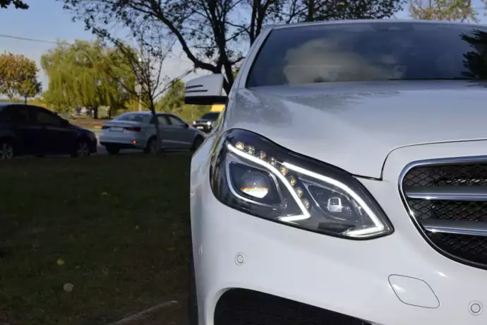 renting Mercedes E220 image 1