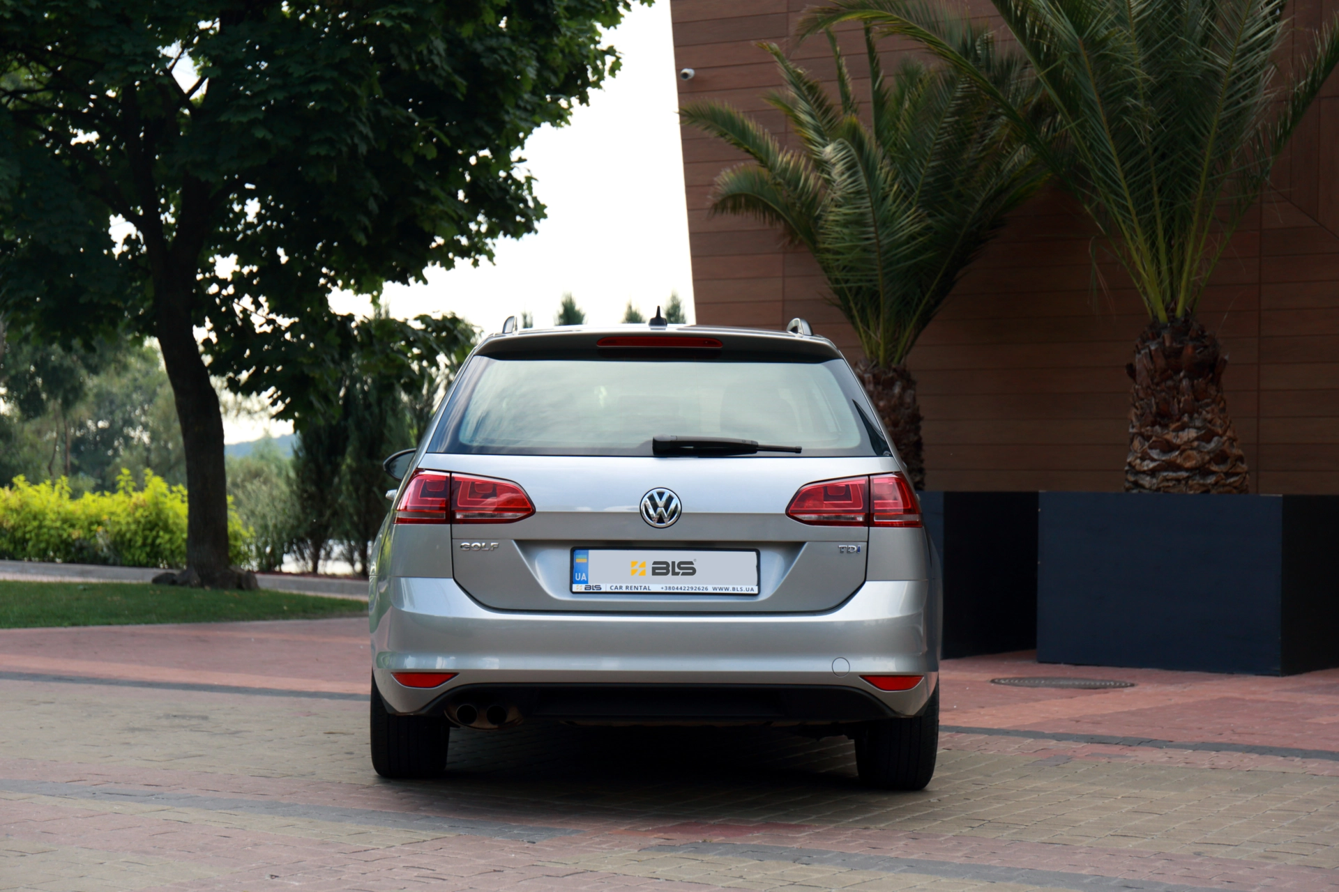 renting Volkswagen Golf Variant image 4
