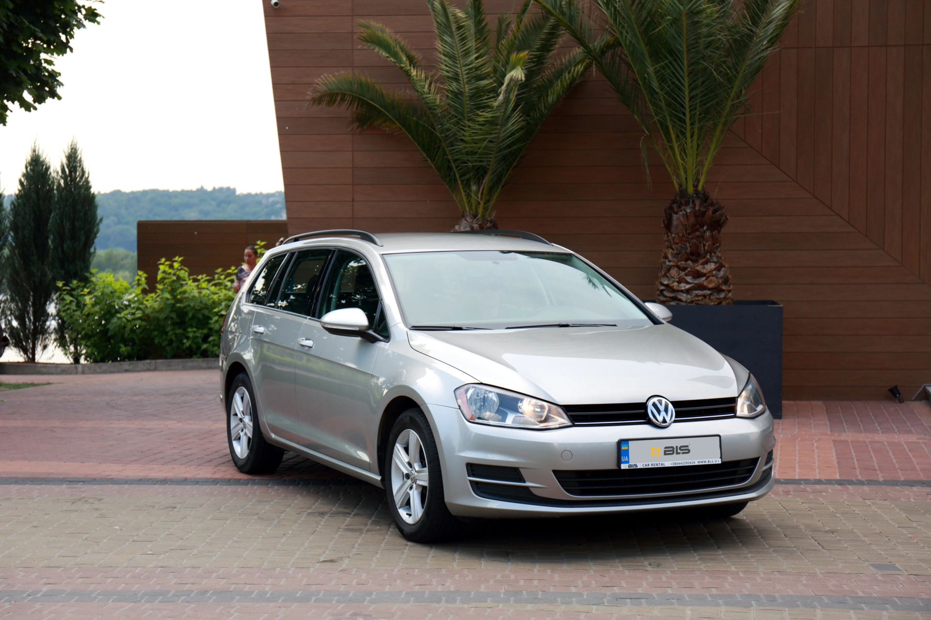 renting Volkswagen Golf Variant image 1