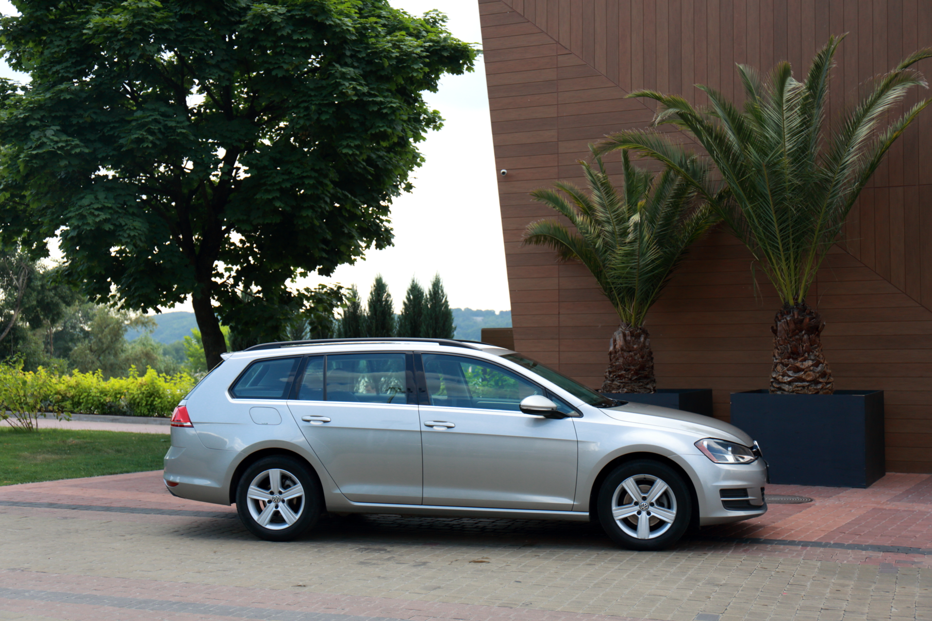 renting Volkswagen Golf Variant image 2