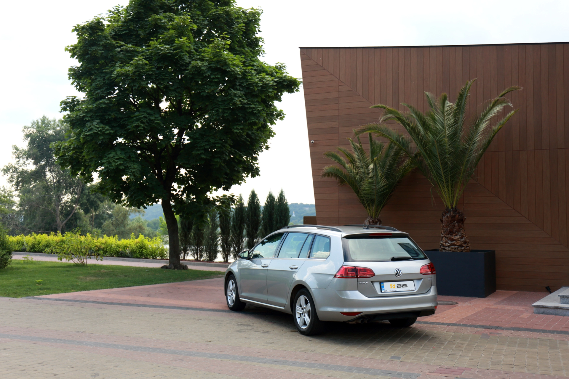 renting Volkswagen Golf Variant image 3