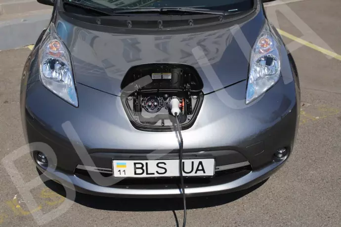 renting Nissan Leaf image 1