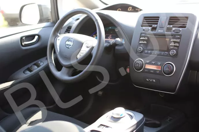 renting Nissan Leaf image 2