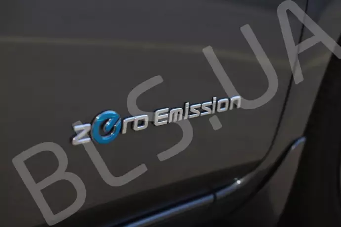 renting Nissan Leaf image 4