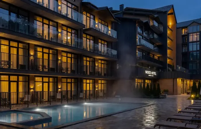 Отель и открытый бассейн вечером — Wood Hotel Resort & SPA